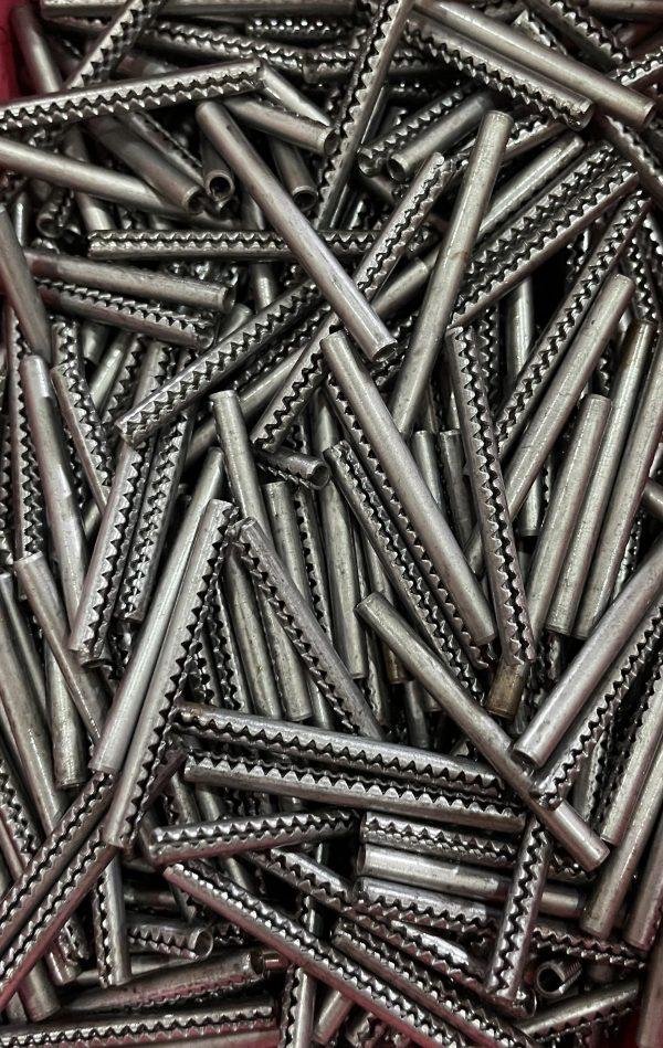 Saw toothed (zig-zag) pins